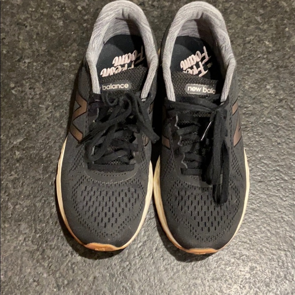 New Balance Tennis Shoes Sneakers 8.5 a like new!